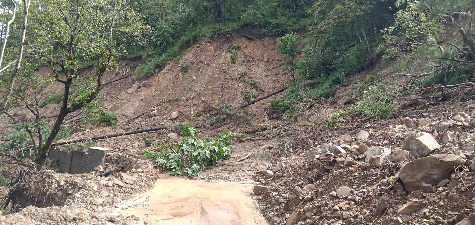 वर्षाले पहाडी जिल्लाबाट दशैं मनाएर फर्किने यात्रु समस्यामा